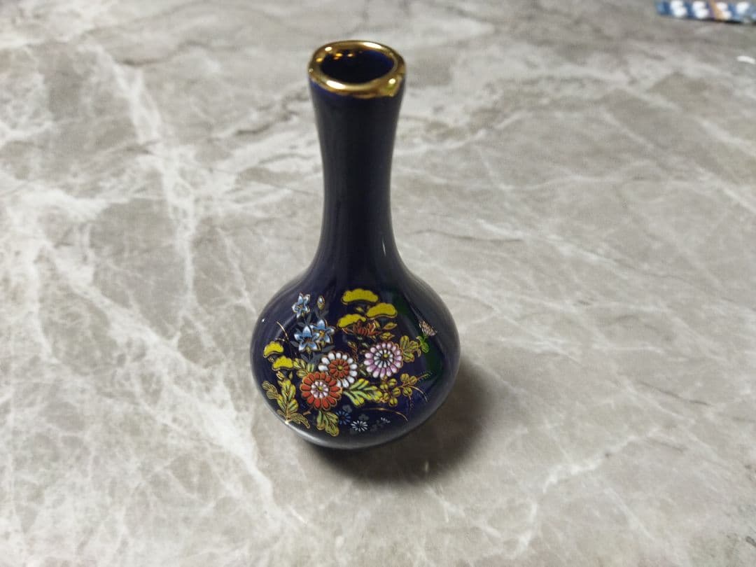 花柄装飾の濃紺水指