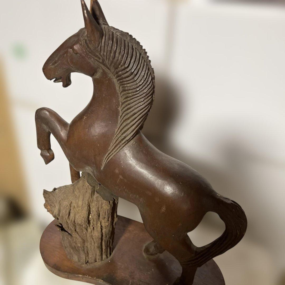 木製馬の彫刻