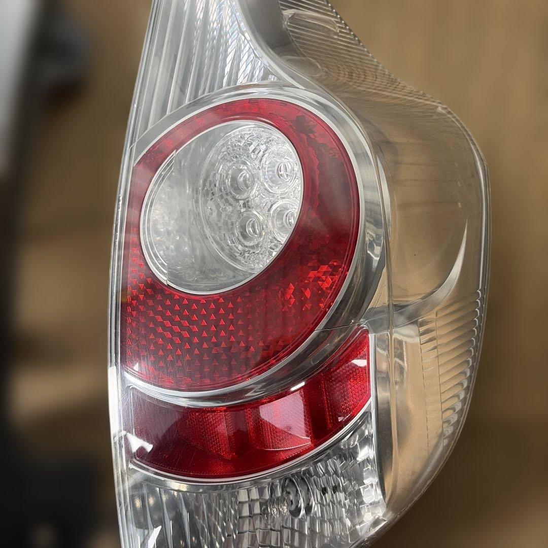 トヨタ アクア 純正 NHP10 左右セット