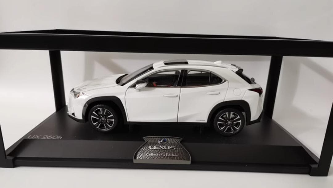 限定版1/18 レクサス UX260h 模型　ミニカー　完成品　展示台付き　白