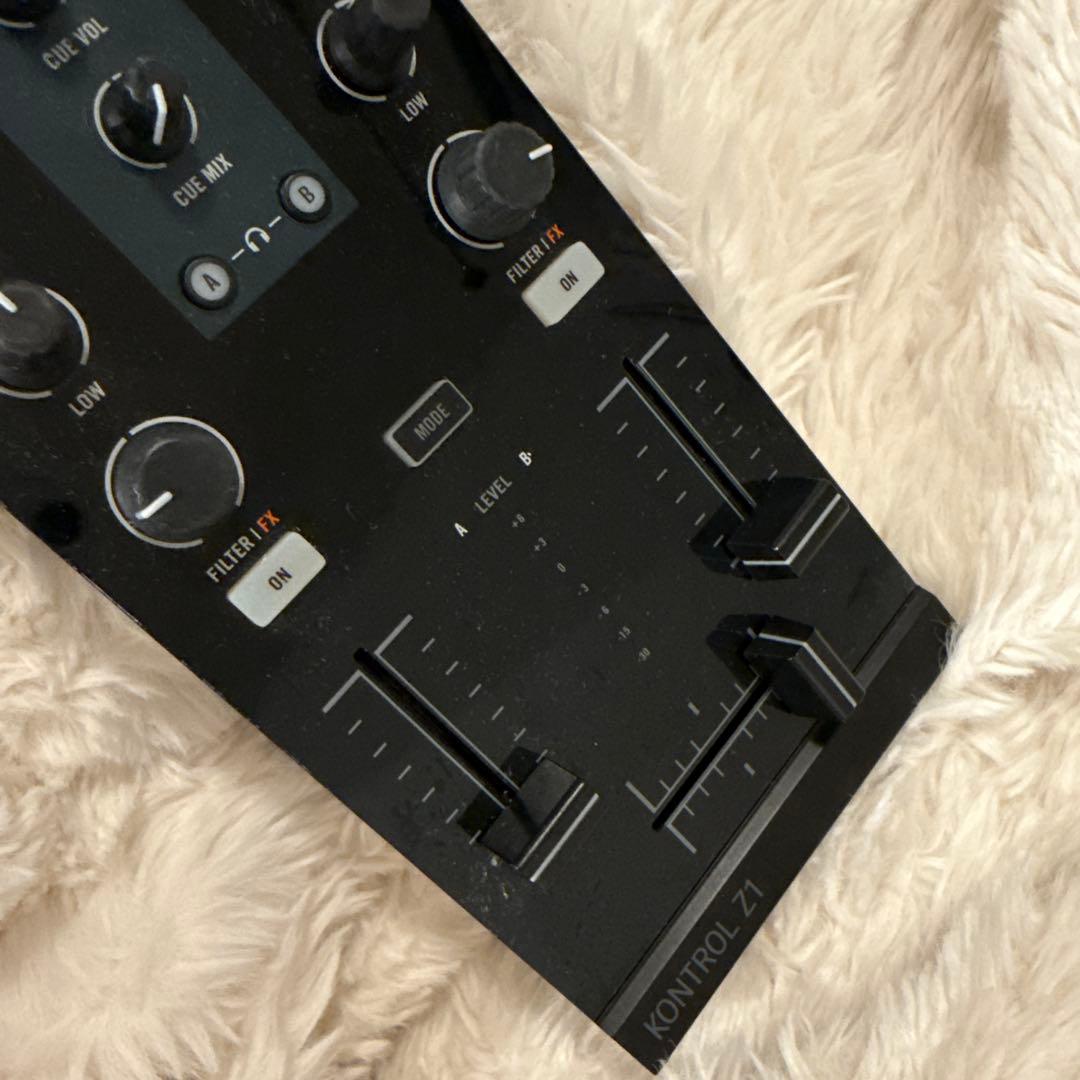 TRAKTOR KONTROL Z1 コントローラー