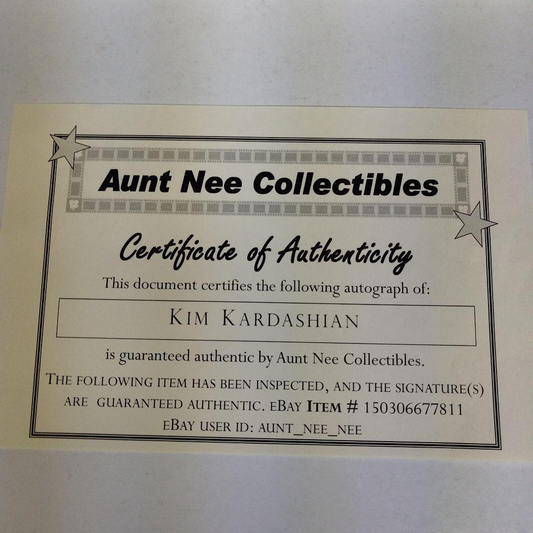 キム・カーダシアン　直筆サイン入り　8Ｘ10 フォト　証明書付き