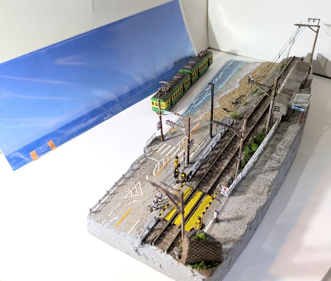 Ｎゲージ・ジオラマ展示台「江ノ電・鎌倉高校前駅とスラムダンク踏切」※車両付き