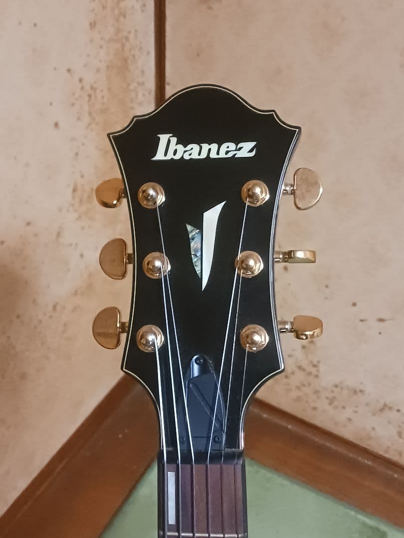 IbanezのAFC71のフルアコースティックギター