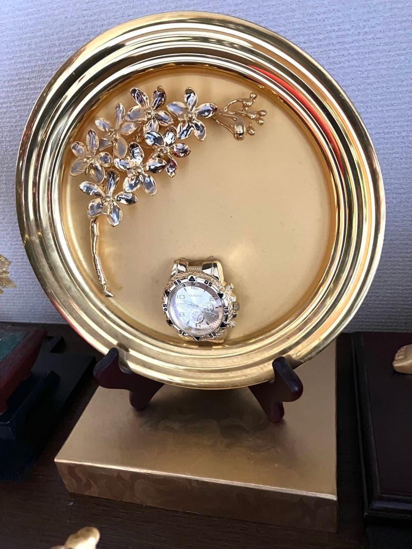 金マニア必見！黄金の花装飾プレートとクォーツ時計