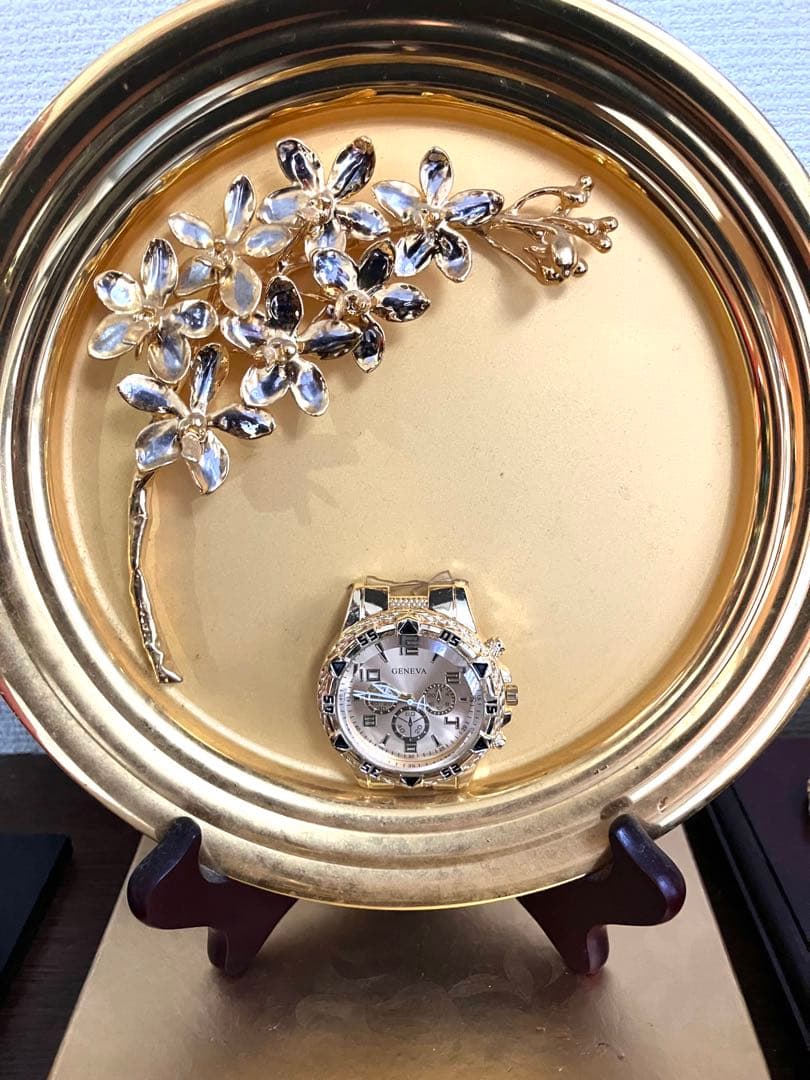 金マニア必見！黄金の花装飾プレートとクォーツ時計