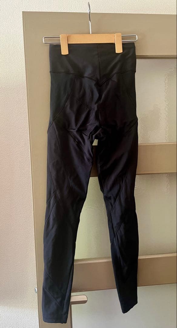 リントスル　ピラティス薄紫色 Vネック & 黒 ラウンドネック