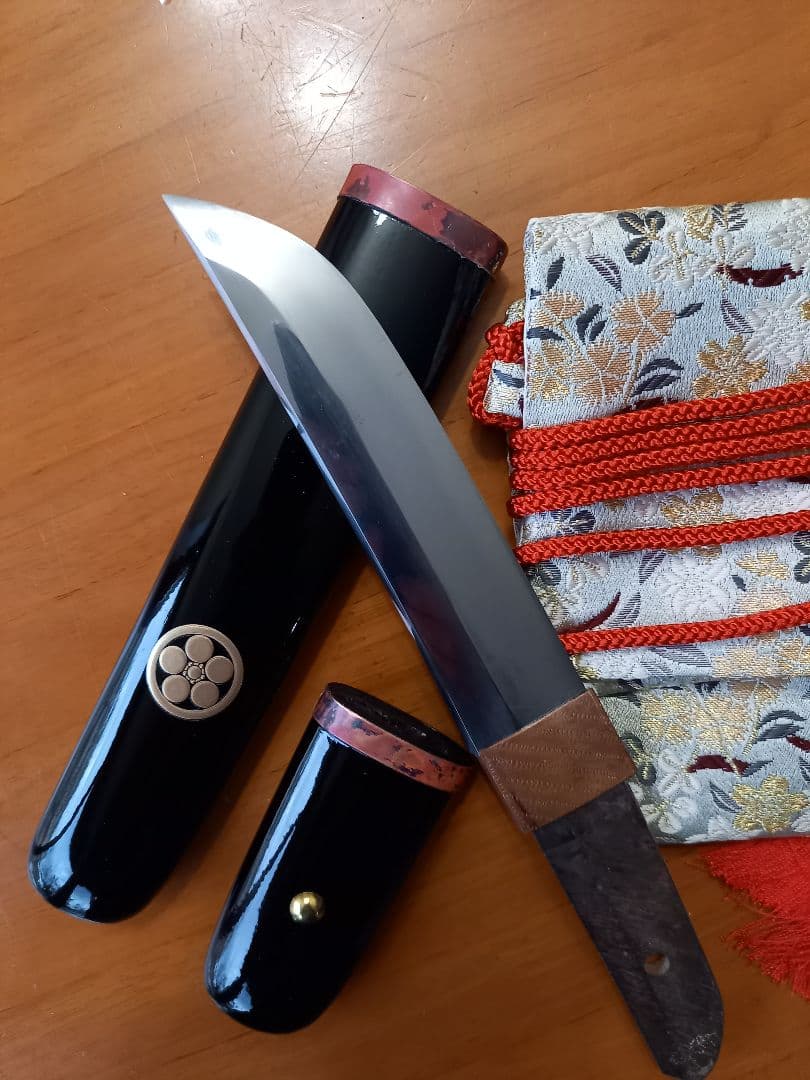 日本刀残欠のクラフト短刀、合法サイズです。刃身の在銘は吉家作です。刃面は綺麗です