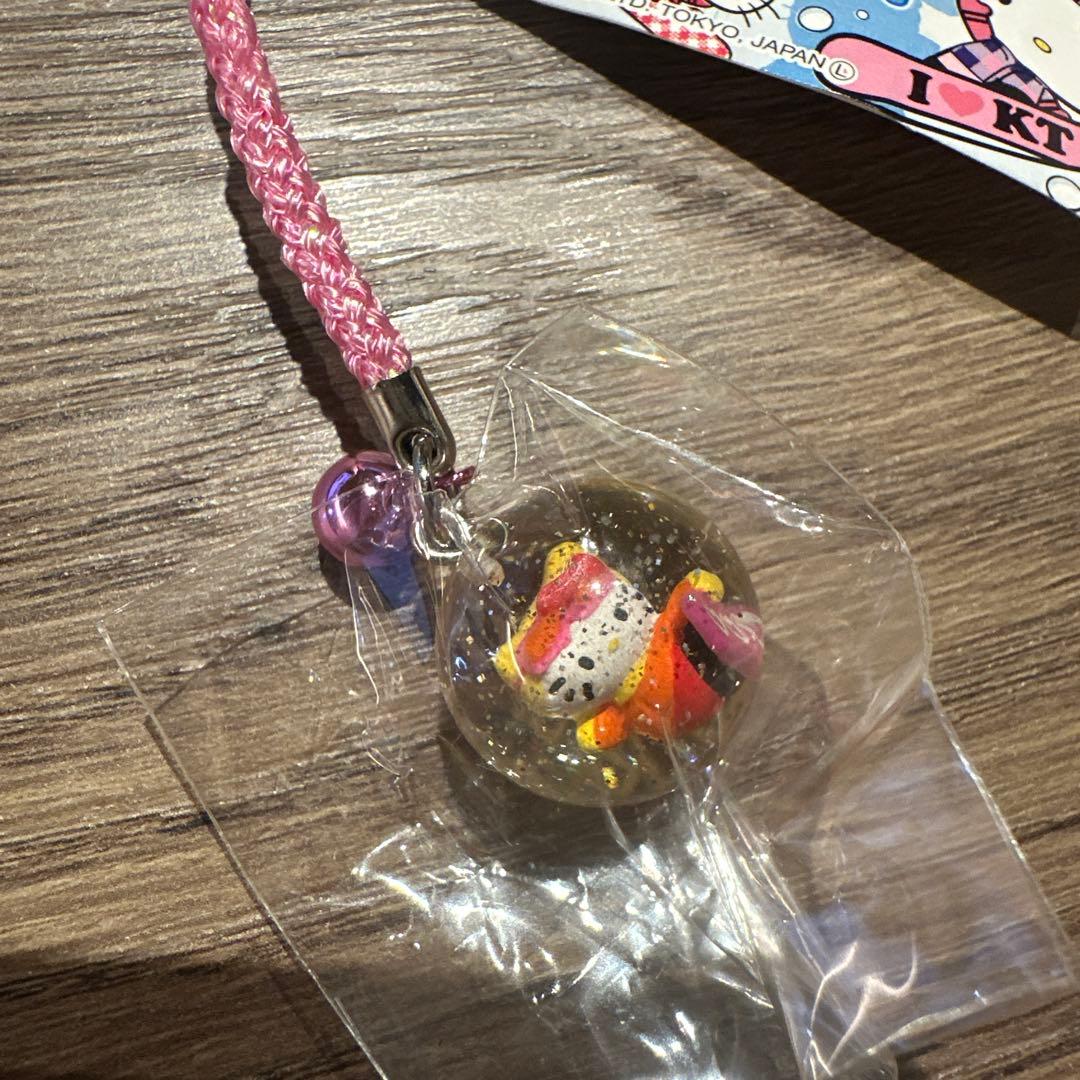 新品袋入り【レア】ハローキティ スノーパラダイス　丸玉根付け　えびそり