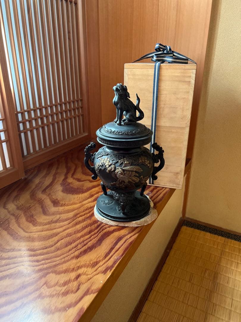 蝋型鋳物　松鷹地紋　香炉 獅子の彫刻付き 台座付き