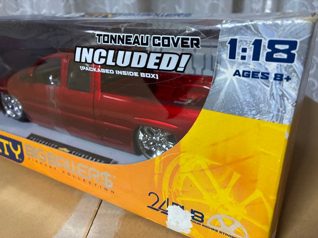 DUB CITY Chevrolet Silverado 1/18ミニカー