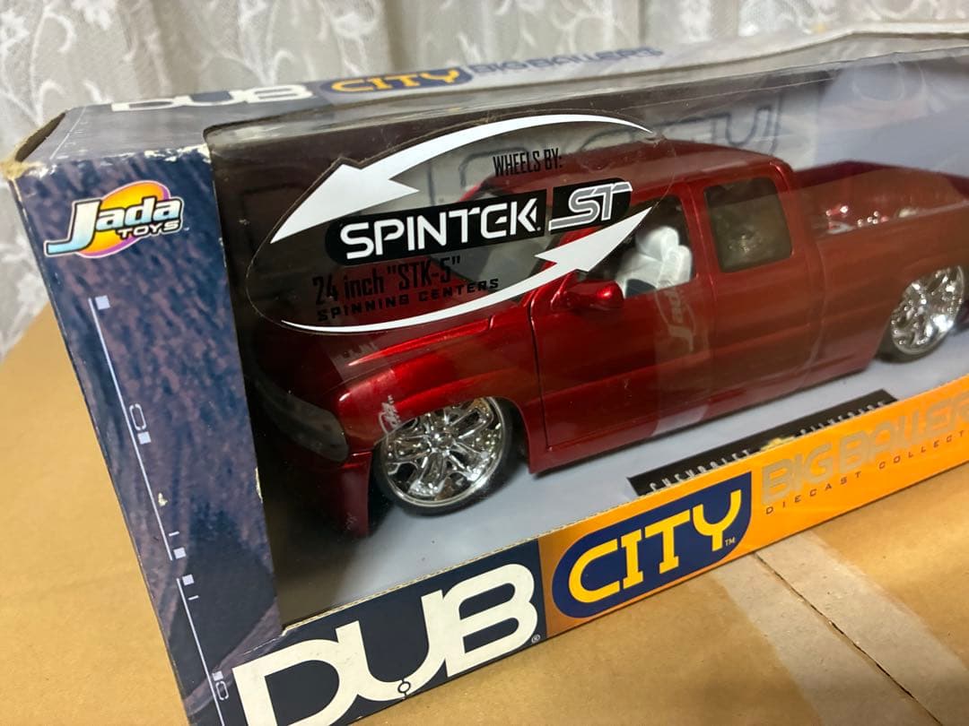 DUB CITY Chevrolet Silverado 1/18ミニカー