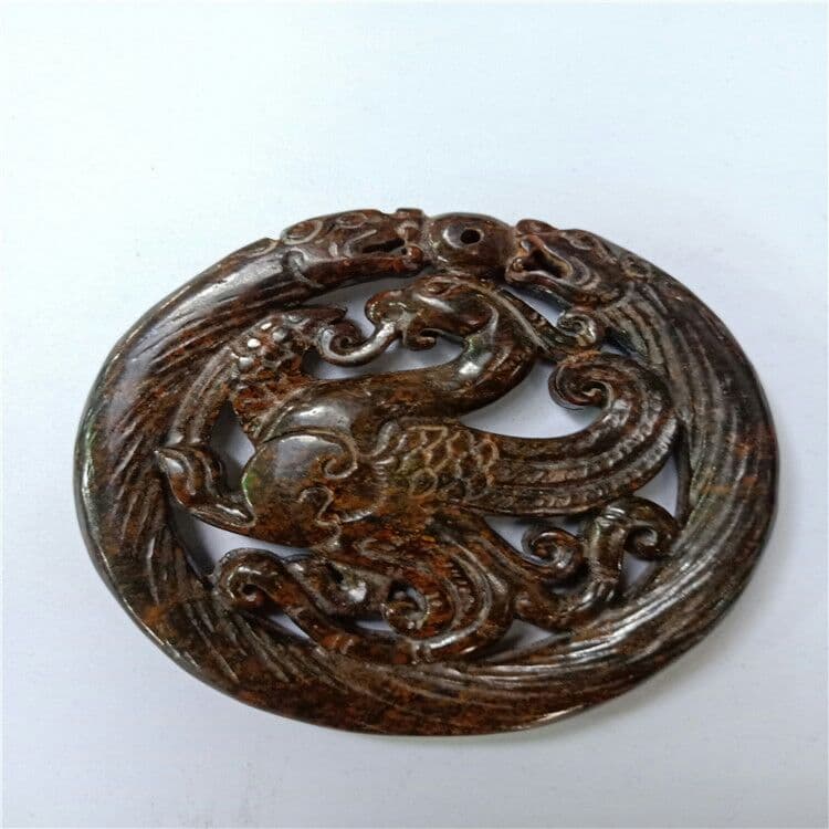 石四大神獣、青龍、朱雀、玄武、白虎の両面に玉璧が彫られています。