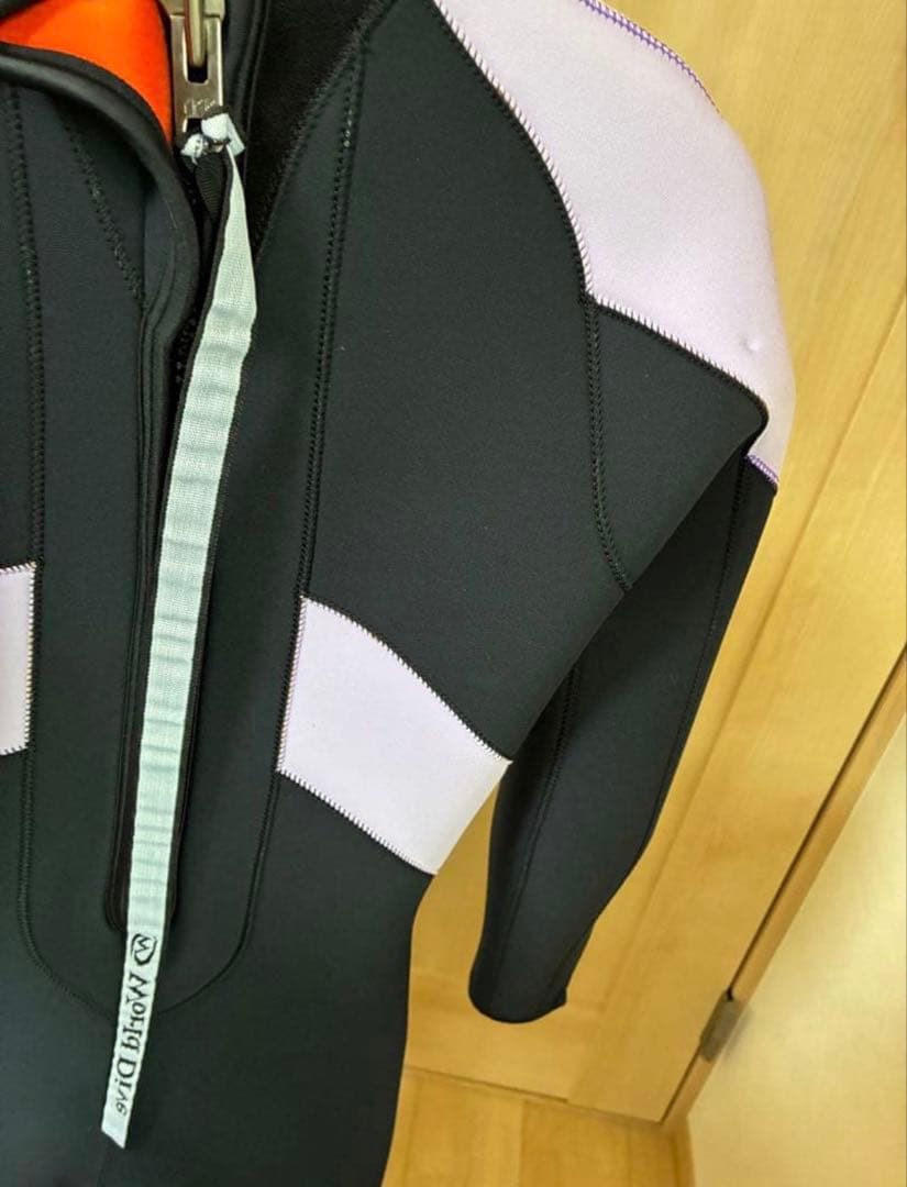 ウェットスーツ 帽子(新品)、説明書、ハンガー、カバー付き