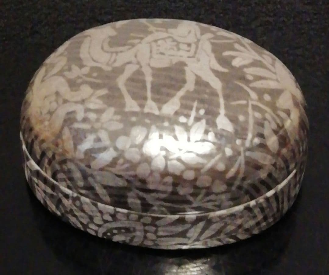 宮崎祐輔作　白金銀彩　駱駝文　香合　共箱　共布　略歴付　茶道具