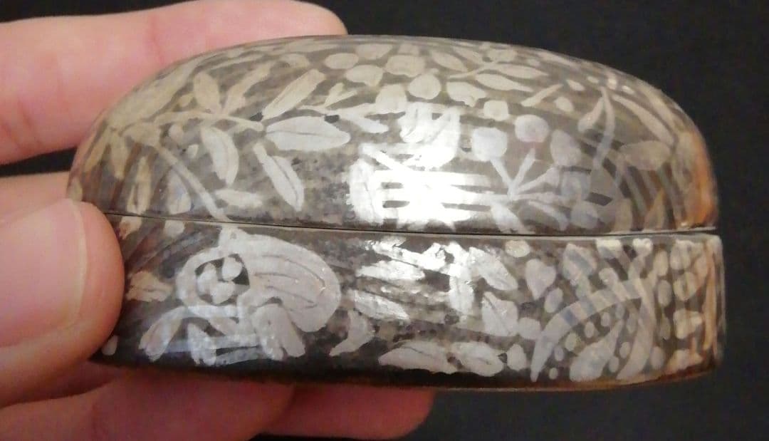 宮崎祐輔作　白金銀彩　駱駝文　香合　共箱　共布　略歴付　茶道具