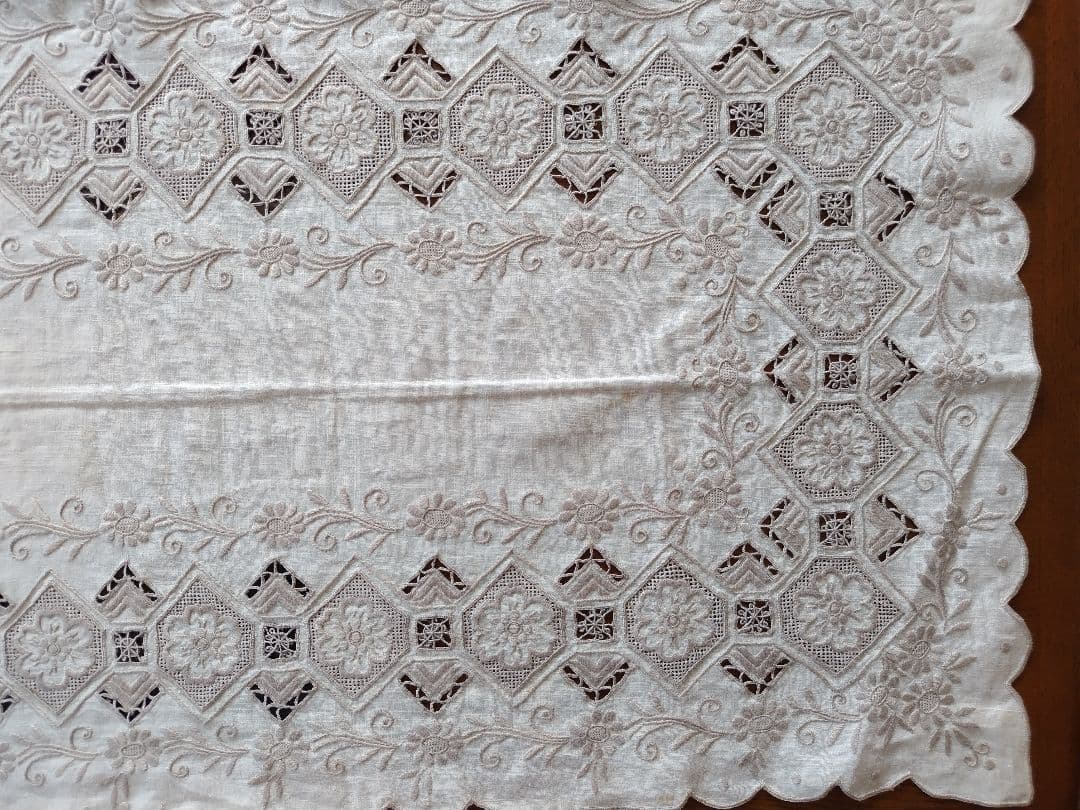 刺繍入りレ−スべ−ジュテーブルランナービンテージ