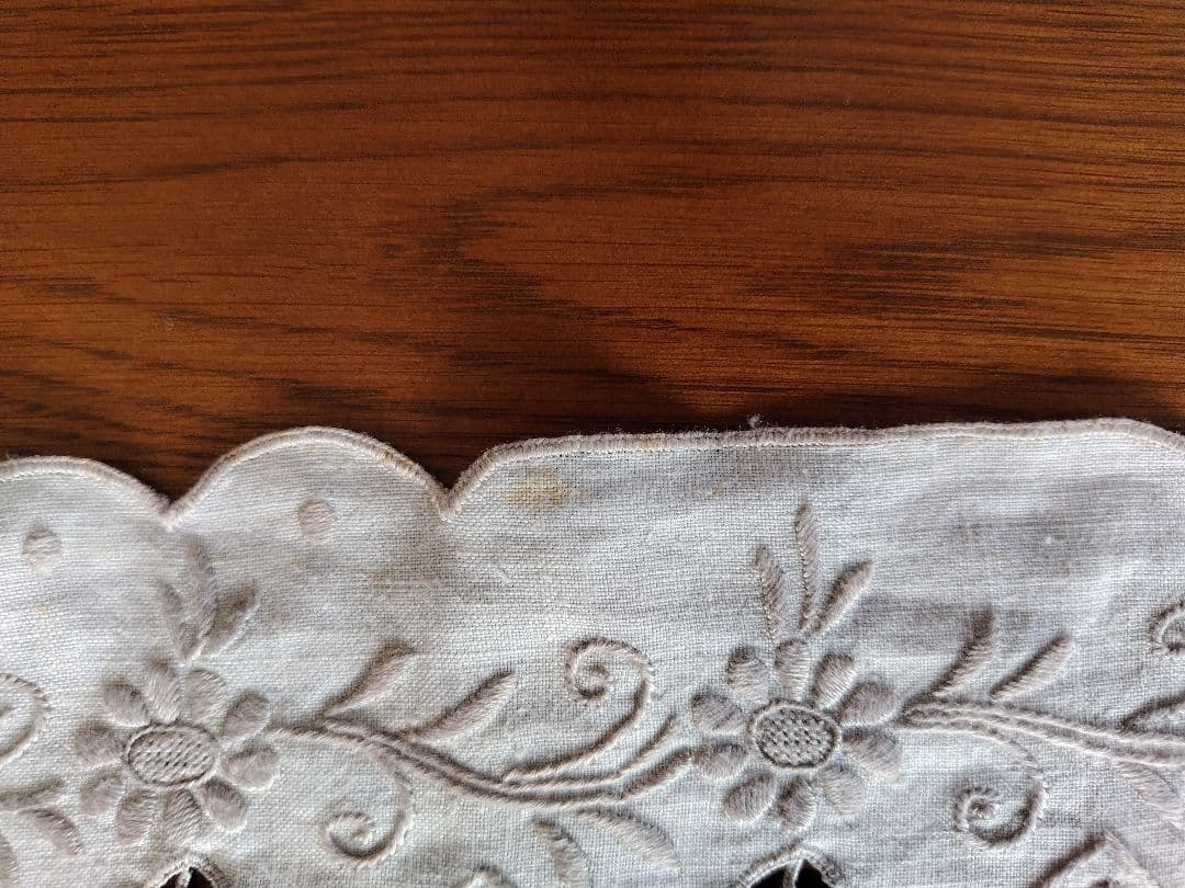 刺繍入りレ−スべ−ジュテーブルランナービンテージ