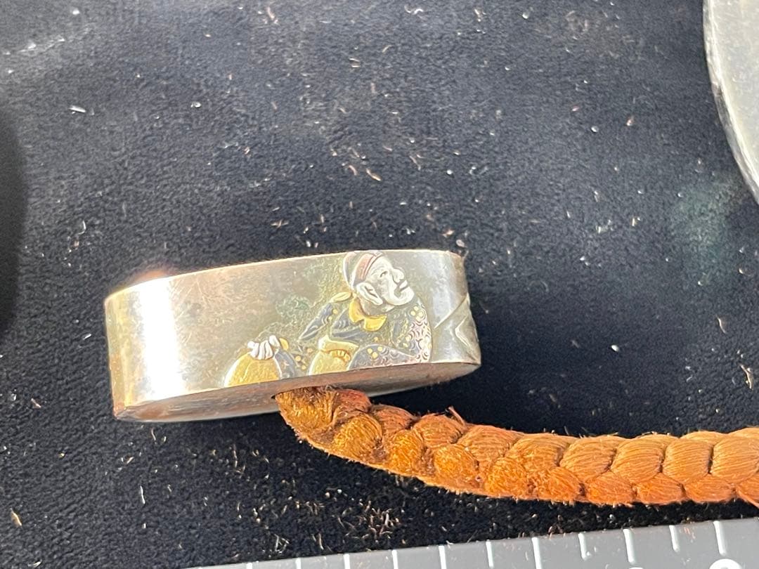 波模様の真鍮製鍔(つば)、鉄製の無銘鍔、栗型形象嵌根付、教利作