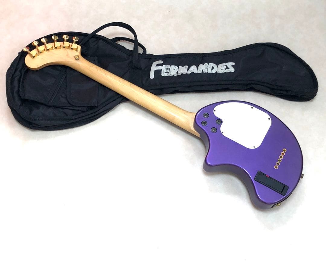 【美品】ZO-3C MP アンプ内蔵ギター ディストーションSW付 専用ケース付