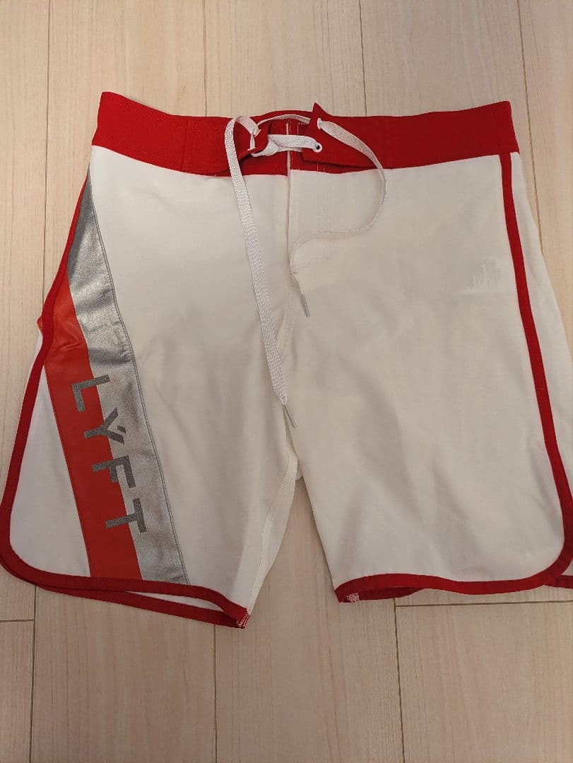 lyft ステージショーツ　ホワイト／レッド