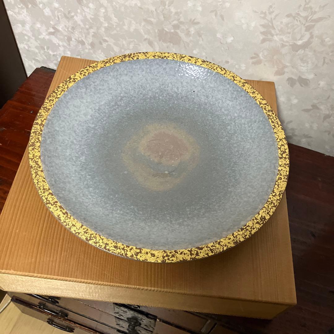 金彩皿「音羽山東哉造」（径３１㌢、高４．６㌢）