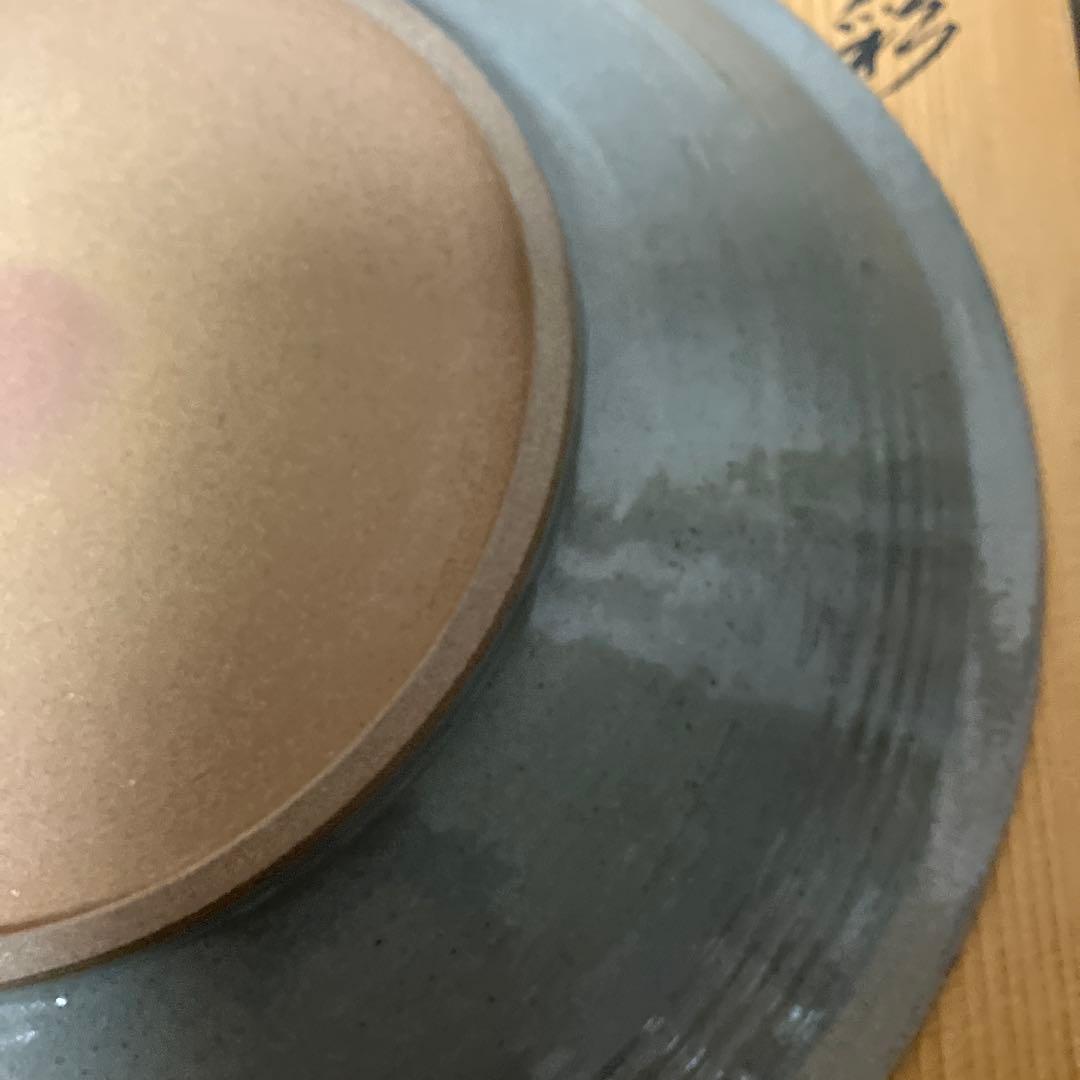 金彩皿「音羽山東哉造」（径３１㌢、高４．６㌢）