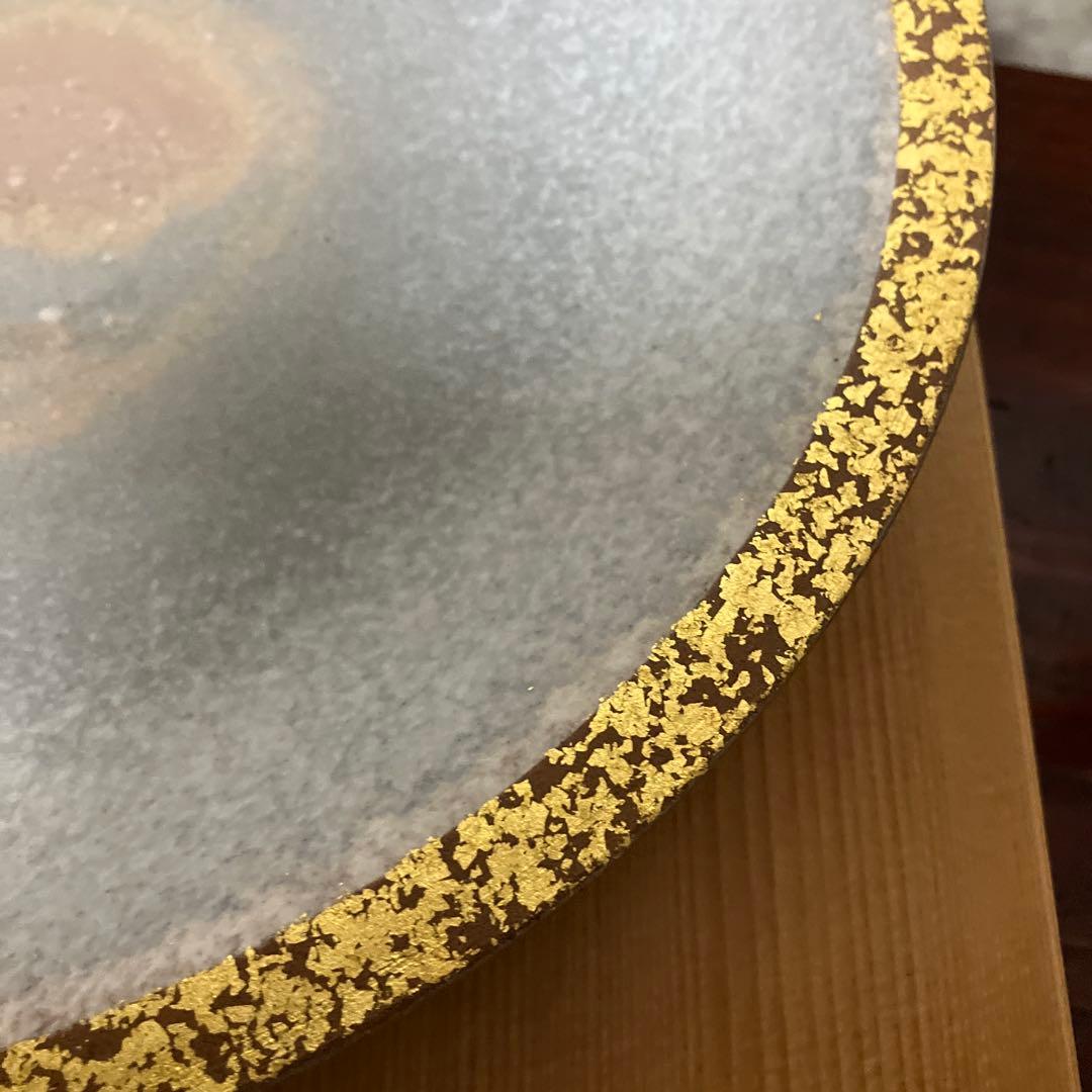 金彩皿「音羽山東哉造」（径３１㌢、高４．６㌢）