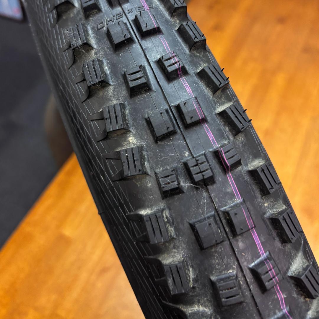 SCHWALBE MAGIC MARY 29インチ　2.40　2本セット