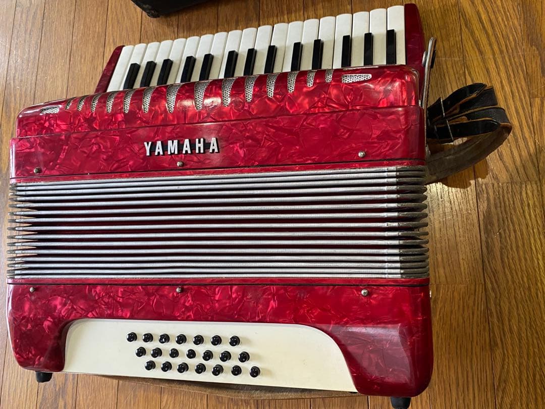 YAMAHA ヤマハ アコーディオン 32鍵盤 8905 ケース付　鍵無し