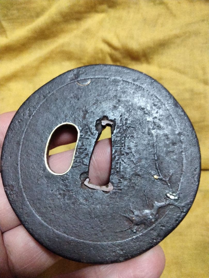 鉄鍔　鐔　(山城国伏見住金家　月に梅図)　江戸時代　後代金家