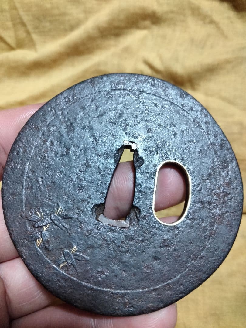 鉄鍔　鐔　(山城国伏見住金家　月に梅図)　江戸時代　後代金家