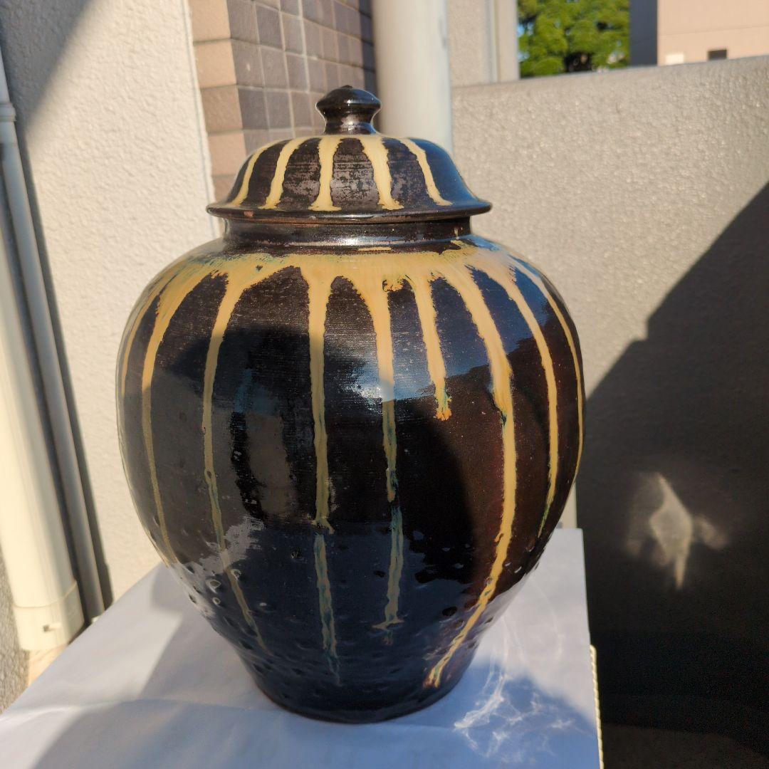 小鹿田焼の大きい壺 黒に黄土色の釉薬の流れ模様の陶器の壺