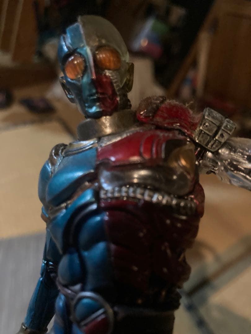 サイボーグフィギュア 青と赤 ガラスドーム付き