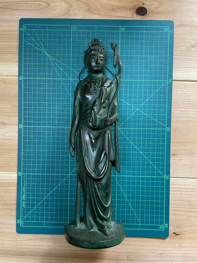 重たい像 金属製　【m313 仏像　観音様　観音菩薩 金属製　金属工芸　観音像】