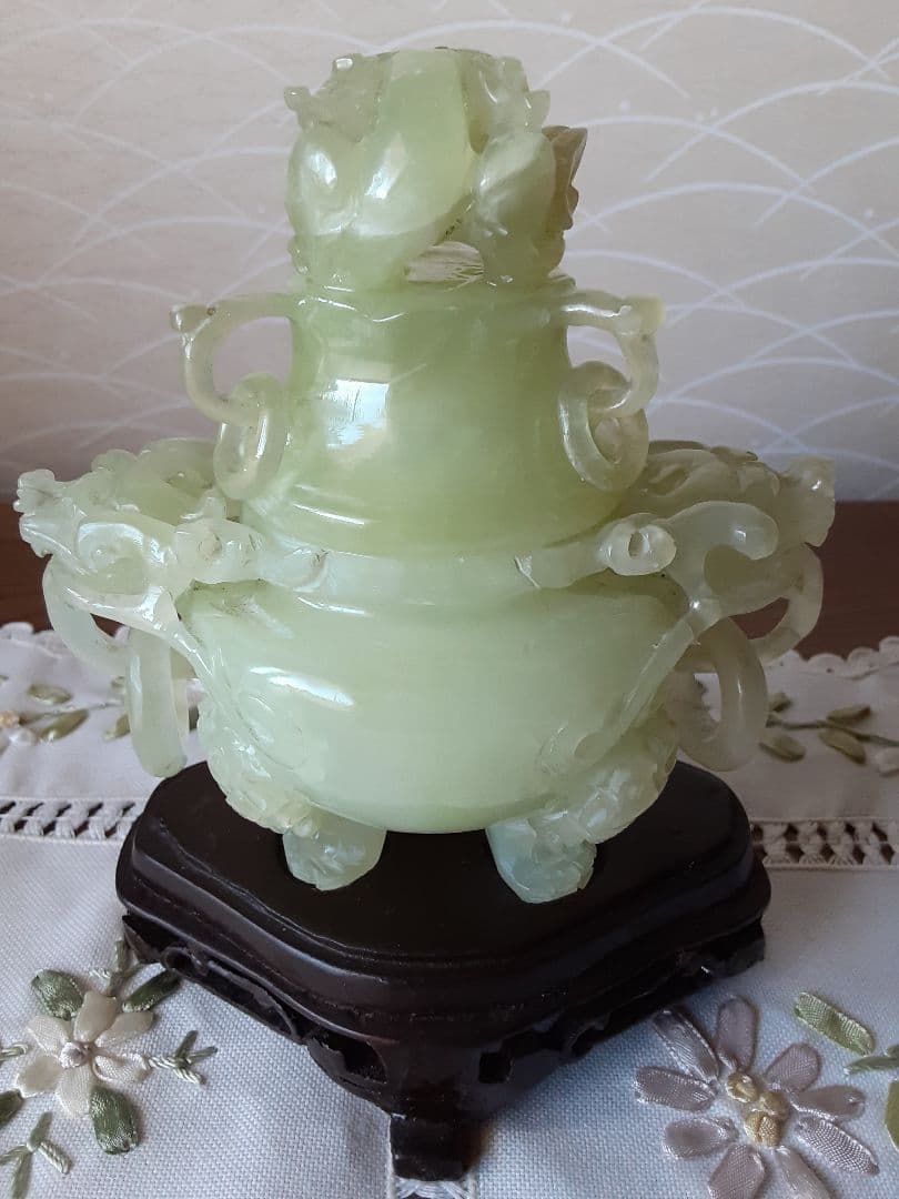 【中国】翡翠　❇透かし彫り香炉❇　龍　置物　アンティーク　工芸品　（台座付き）