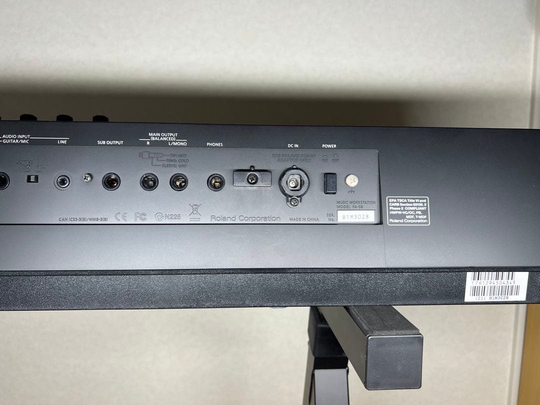 ROLAND FA-08　88鍵キーボードシンセサイザー