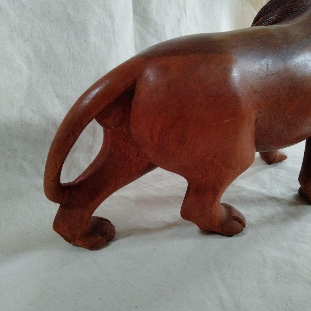 木彫ライオン　タイ　民族工芸　伝統工芸　丸太彫刻　王者　迫力　木彫り　ライオン