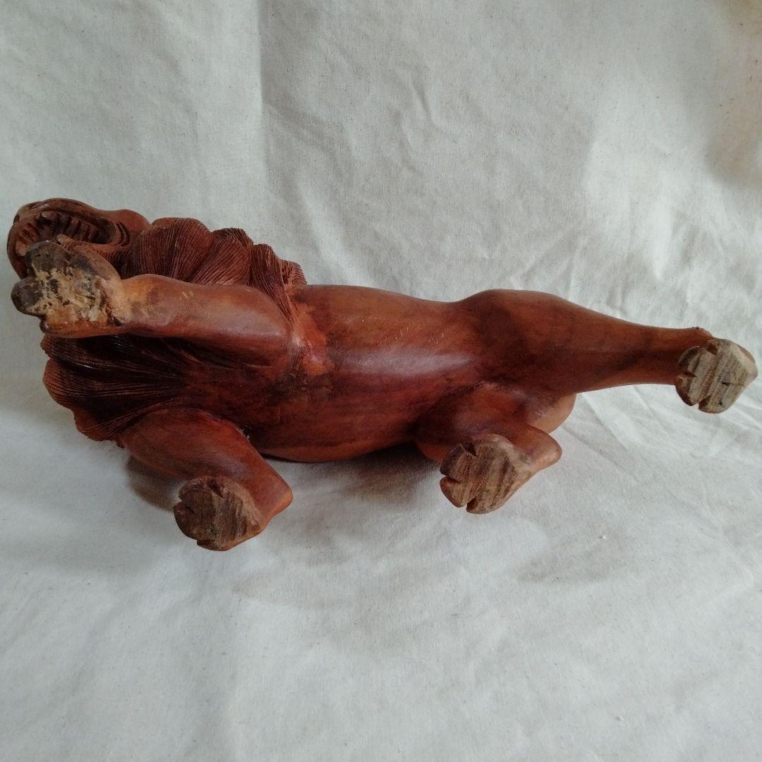 木彫ライオン　タイ　民族工芸　伝統工芸　丸太彫刻　王者　迫力　木彫り　ライオン