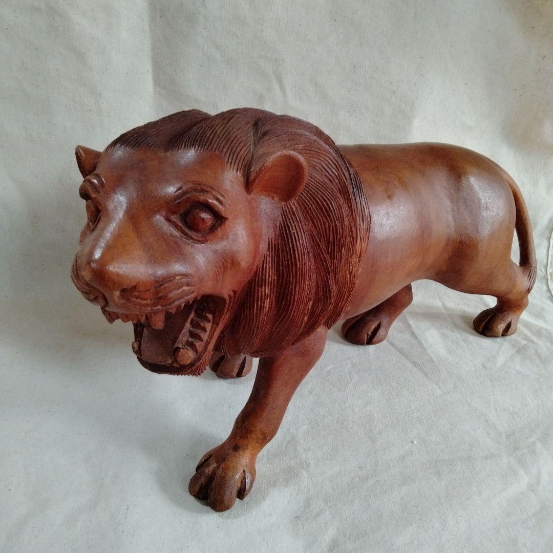 木彫ライオン　タイ　民族工芸　伝統工芸　丸太彫刻　王者　迫力　木彫り　ライオン