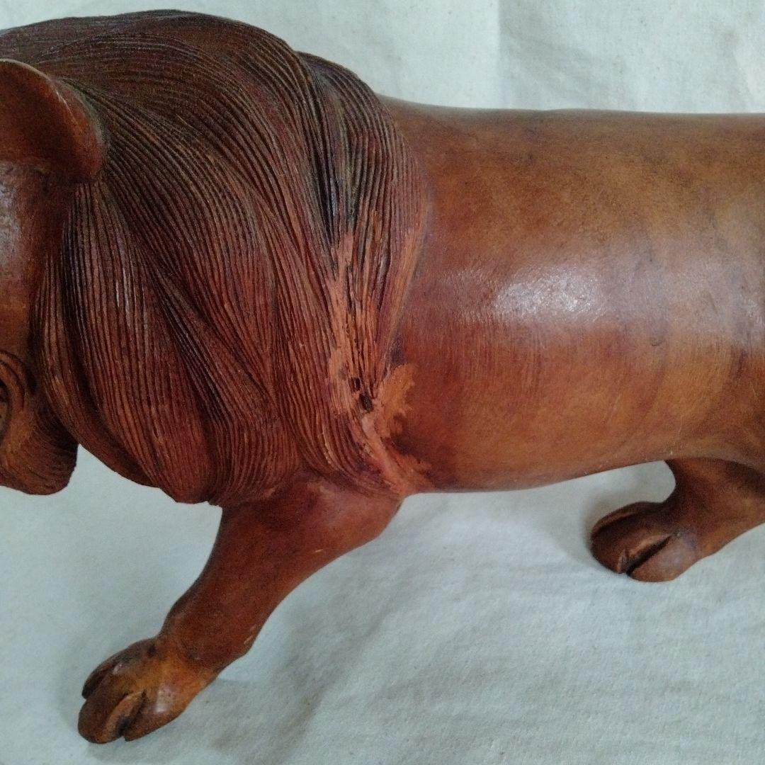 木彫ライオン　タイ　民族工芸　伝統工芸　丸太彫刻　王者　迫力　木彫り　ライオン