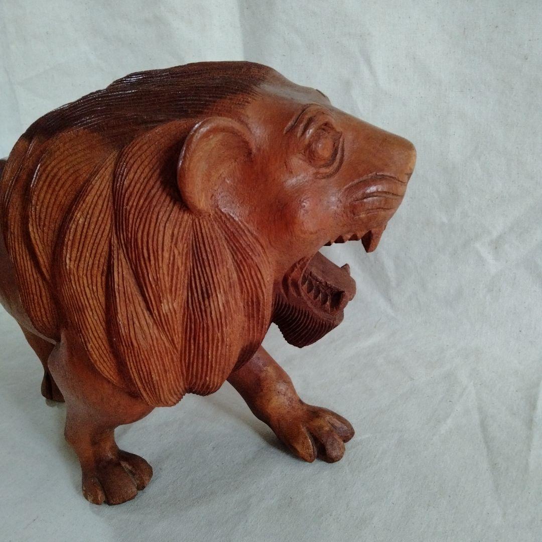 木彫ライオン　タイ　民族工芸　伝統工芸　丸太彫刻　王者　迫力　木彫り　ライオン