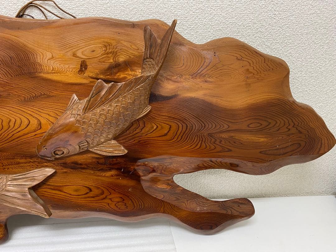 3-3292 屋久杉で作られた鯉の木彫りの工芸品・壁掛