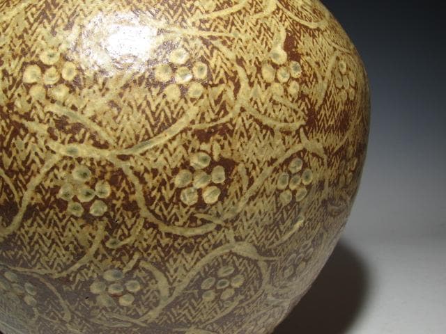 島岡達三 飴釉象嵌唐草文壷 縄文象嵌技法 名工の秀作！o567