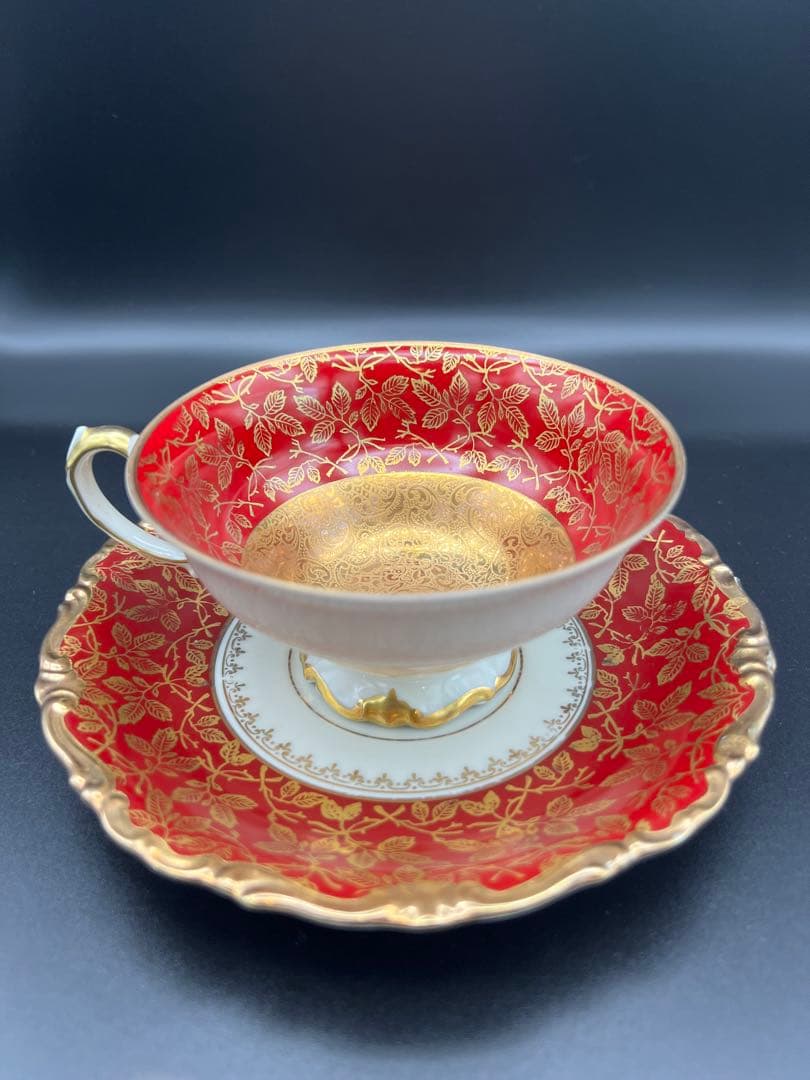 赤と金のティーカップ・ソーサーセット