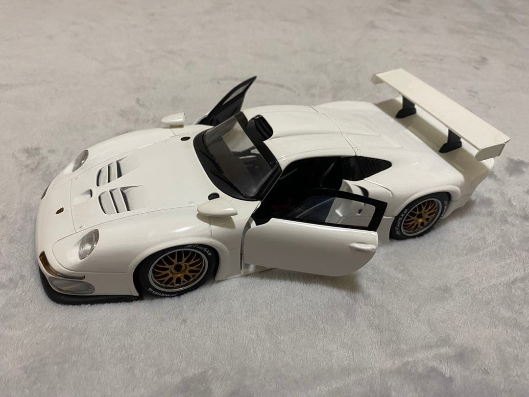 ミニカー UT PORSCHE 911 GT1