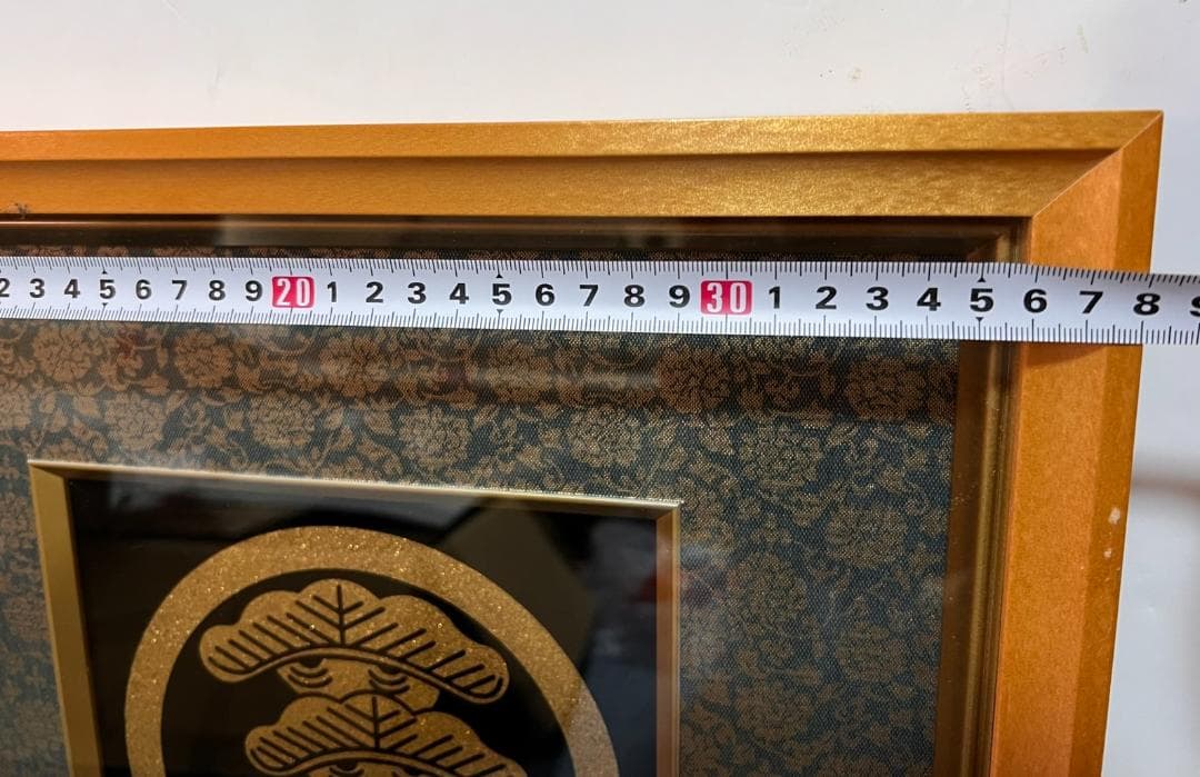 特注 家紋 丸に右三階松 ラメチップゴールド 金属製