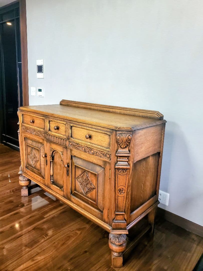 アンティーク家具　イギリス　木製彫刻サイドボード