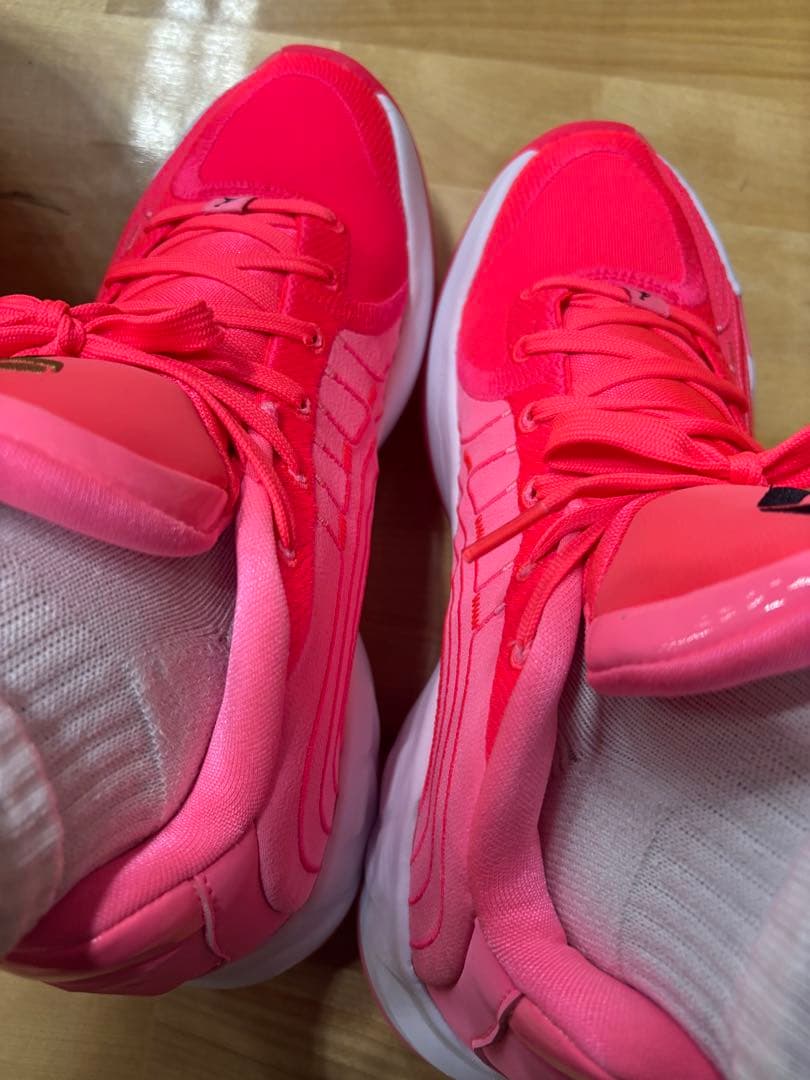 ピンク バスケットボールシューズ