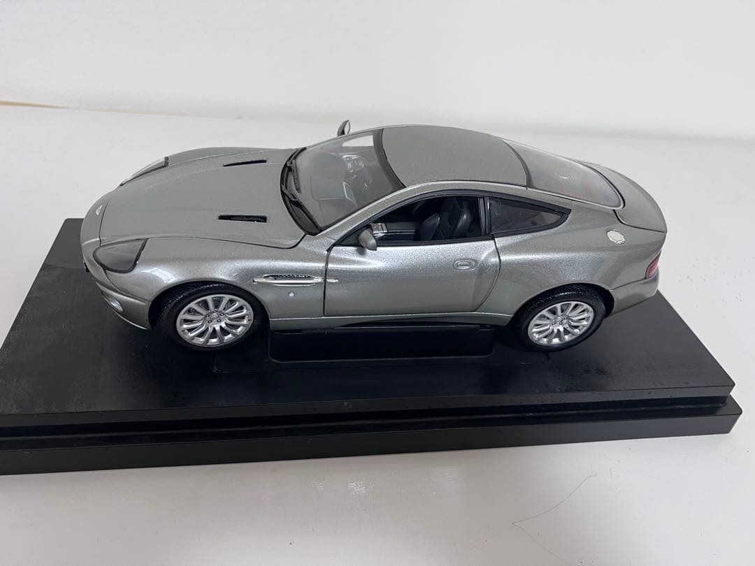 007 Aston Martin V12 Vanquish ジェームズボンド